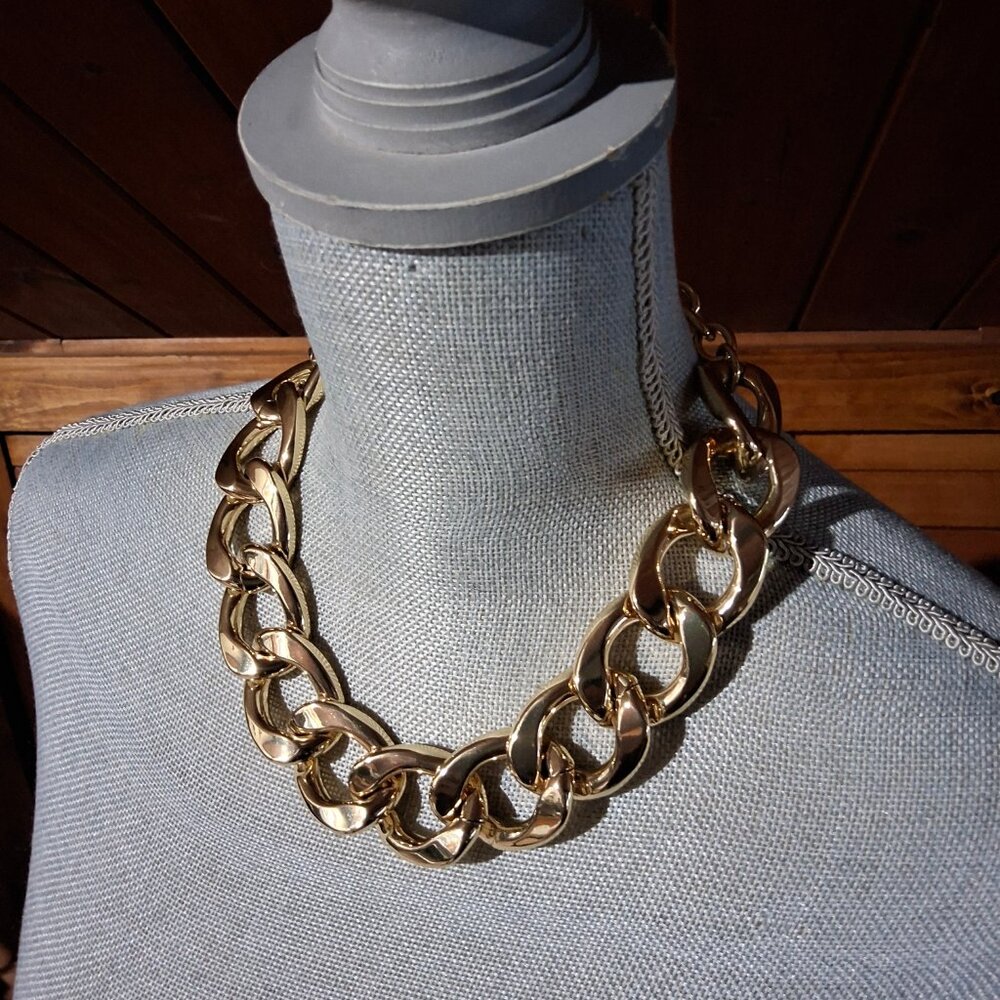 Beautiful Design Chain Linked Necklace gold color 19''